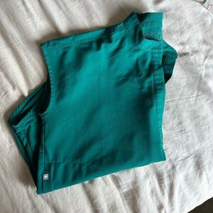 Rafaela Figs top in hunter green!